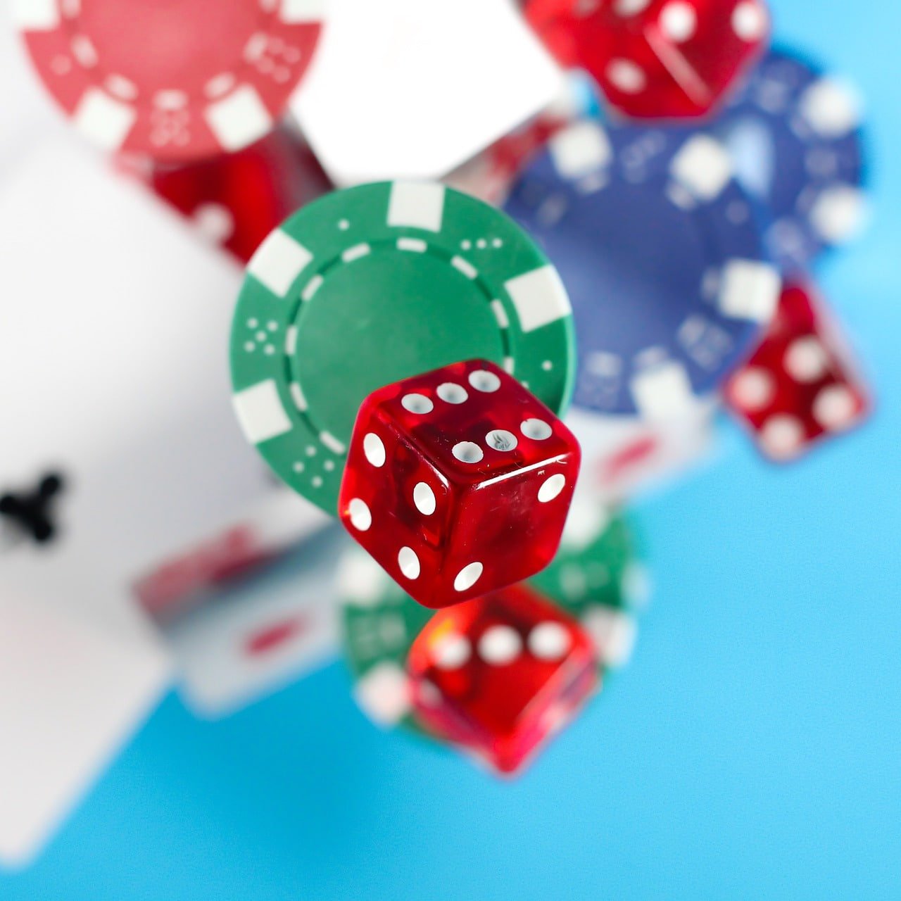 pkpk55 မိုဘိုင်းအက်ပ် Android iOS ဖုန်းတွင် Live Casino နှင့် Sportsbook ကစားနေသောပုံ
